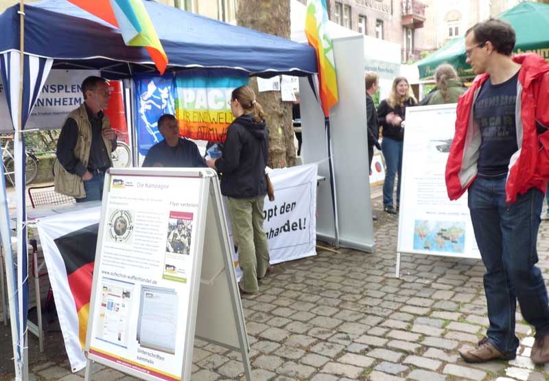 Friedensplenum beim Straßenfest gegen Fremdenfeindlichkeit