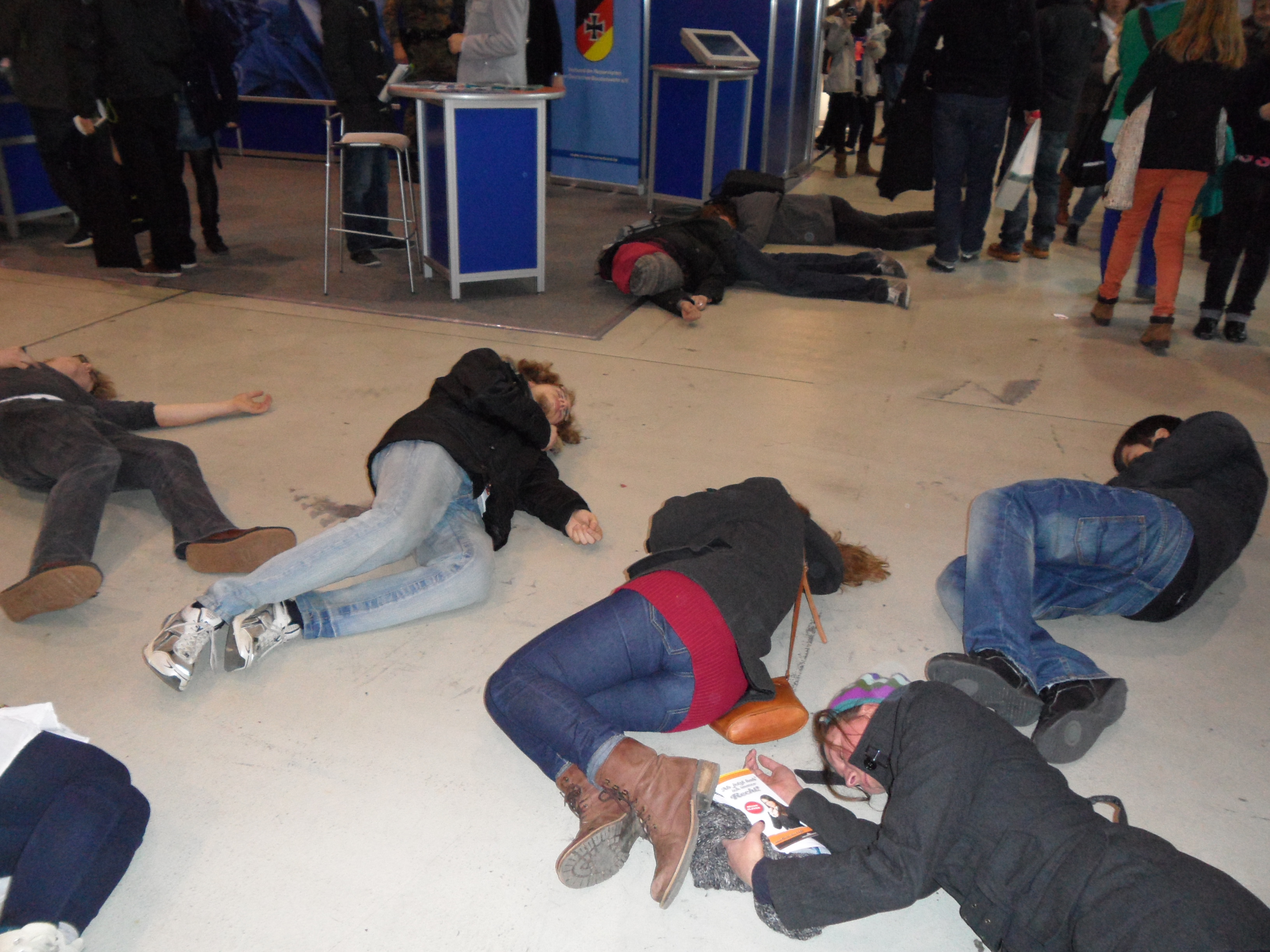 Mit einem Die-in protestiert der Mannheimer Arbeitskreis gegen Militarisierung bei der Messe Jobs for Future am 22.2.13 in Mannheim gegen den Bundeswehrstand und seine Rekrutierungsaktivitäten.