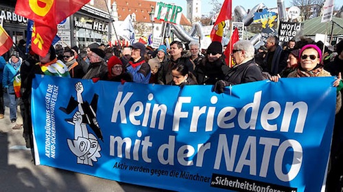 Demo Kein Frieden mit der NATO