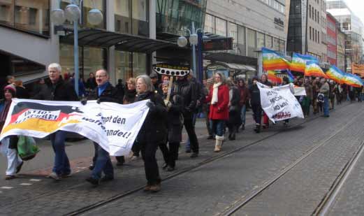 Die Ostermarschierer in Mannheim 2013 demonstrieren für einen Rückzug der Bundeswehr