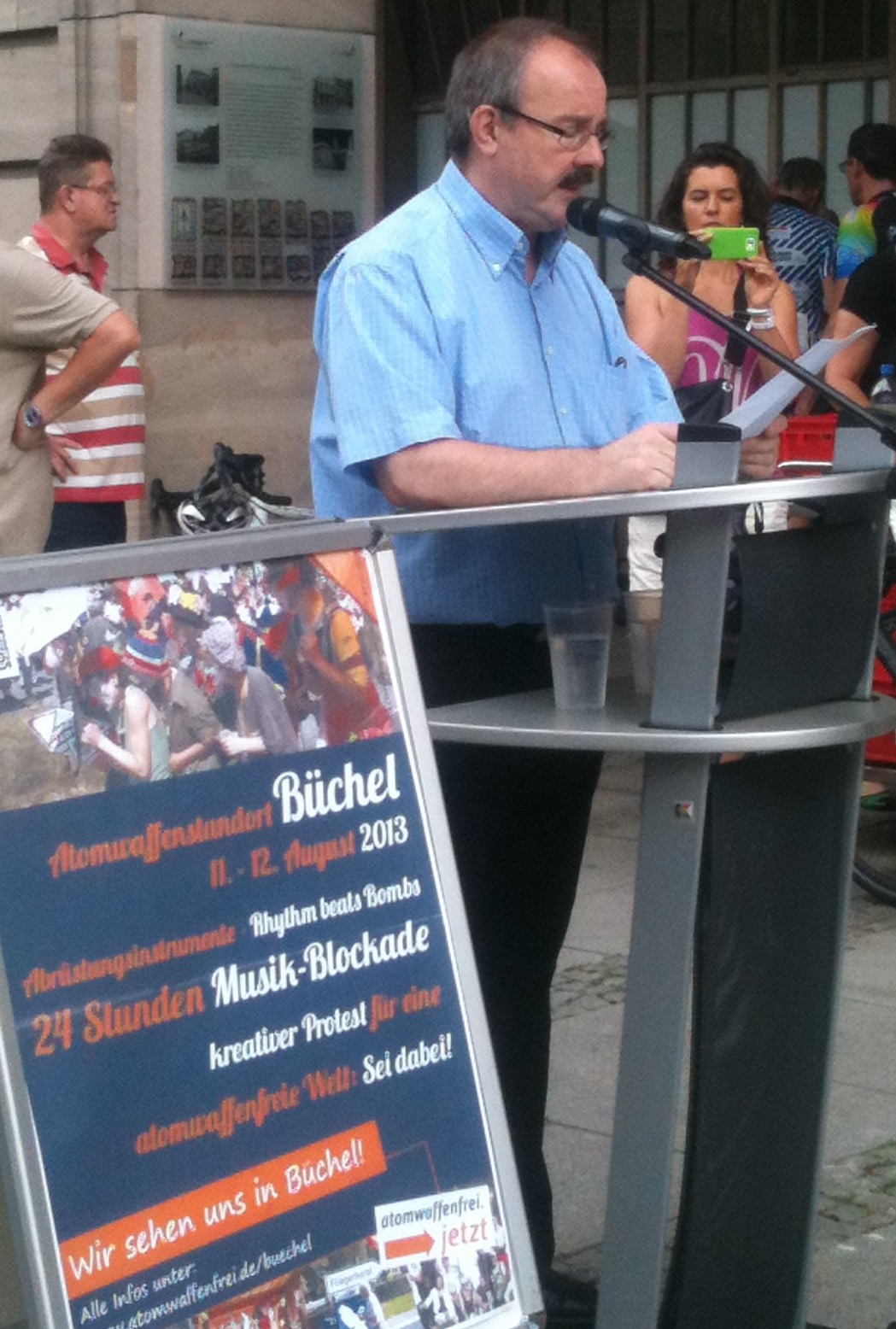 Mathias Kohler vom Friedensplenum Mannheim begrüßt die AbrüstungsradlerInnen