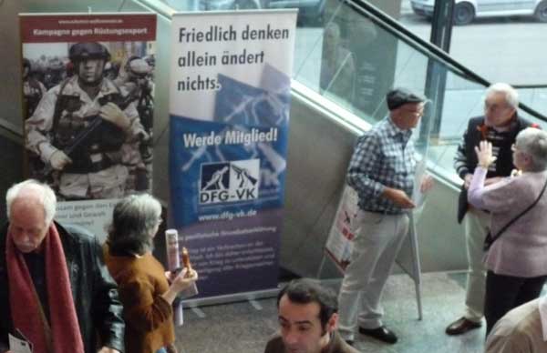 Ausrolltransparente dienen als Blickfang für den Stand des Friedensplenums Mannheim beim Neujahrsempfang (6.1.2013 im Rosengarten); Foto: H. Sauer-Güth