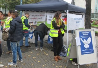 DFG-VK + Friedensplenum werben für Friedensdemo