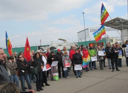 250 Personen demonstrieren am 26. März 2016 vor der Coleman-Kaserne für deren Schließung, das Ende der Bundeswehr-Auslandseinsätze und Auflösung der NATO