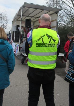 Eine Warnwestenaufdruck spricht eine klare Sprache: Bundeswehr abschaffen
