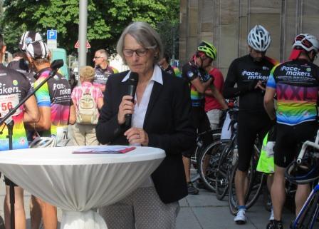Bürgermeisterin Dr. Ulrike Freundlieb begrüßte die RadlerInnen des Pacemakers Radmaratons für atomare Abrüstung am 6. August 