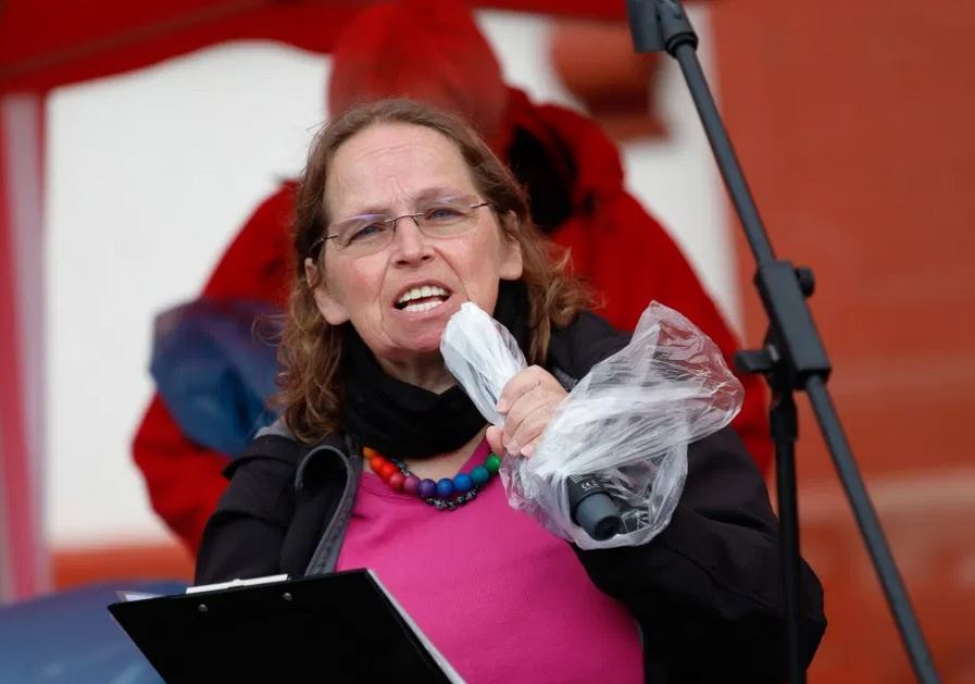 Hedwig Sauer-Gürth spricht beim der 1. Mai-Kundgebung