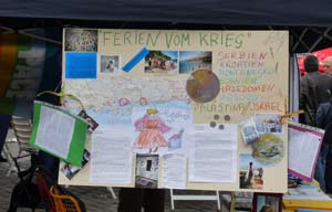 Karton  mit Zeichnungen und Texten von Kindern, die an einer Freizeit  teilgenommen haben.