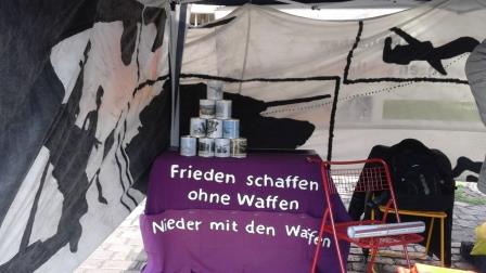 Dosenabwurfspiel Nieder mit den Waffen