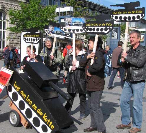 Mit Panzerattrappen wird ein Waffenhandelstopp gefordert