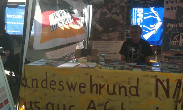 Ein Aktiver des Friedensplenums Mannheim beim Fest gegen Fremdenfeindlichkeit am 18. Mai 2013