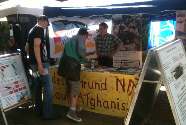 Interessierte informieren sich am Infostand des Friedensplenums Mannheim beim Fest gegen Fremdenfeindlichkeit am 18. Mai 2013