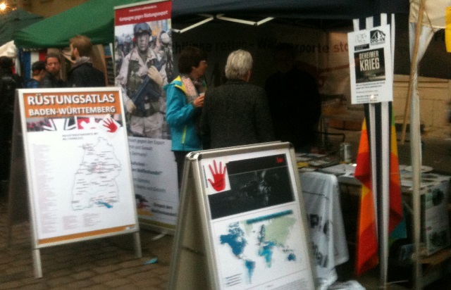 Stand von DFG-VK und Friedensplenum Mannheim am 10. Mai 2014 in der Max-Joseph-Straße beim Fest gegen Fremdenfeindlichkeit