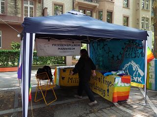 Stand des Friedensplenums Mannheim beim Max-Joseph-Straßenfest gegen Ausländerfeindlicheit 2010 am 8. Mai 2010