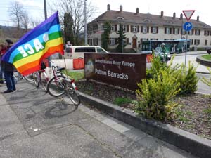 Ostermarsch-Radler vor der Patton-Kaserne wünschen der US-Armee einen guten Umzug - nach Hause in die USA und nicht nur bis nach Wiesbaden