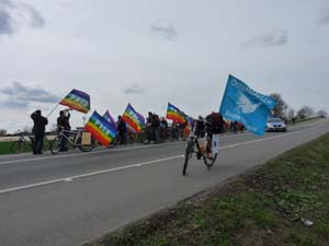 Ostermarsch-Radler auf der Straße