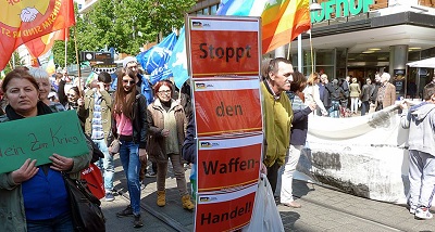Schildercollage Stopp den Waffenhandel; Foto: Thair Al-Hayali