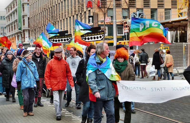 160 Teilnehmer an Kundgebung und Demo zum Ostermarsch Mannheim 2013 fordern Frieden schaffen ohne Waffen