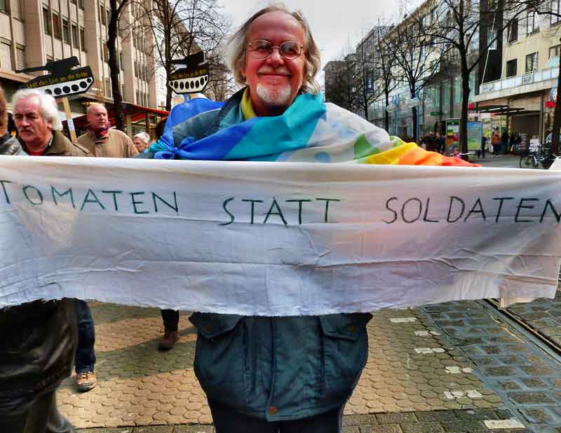 Ostermarsch-Teilnehmer in Mannheim: mit der Waffen der Ironie gegen tötende Waffen des Militärs