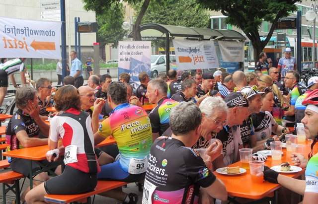 RadlerInnen fahren für atomare Abrüstung