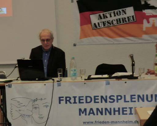 Paul Russmann, Ohne Rüstung Leben, referiert beim Antikriegstag 2011 im DGB-Haus Mannheim über Rüstungsexporte