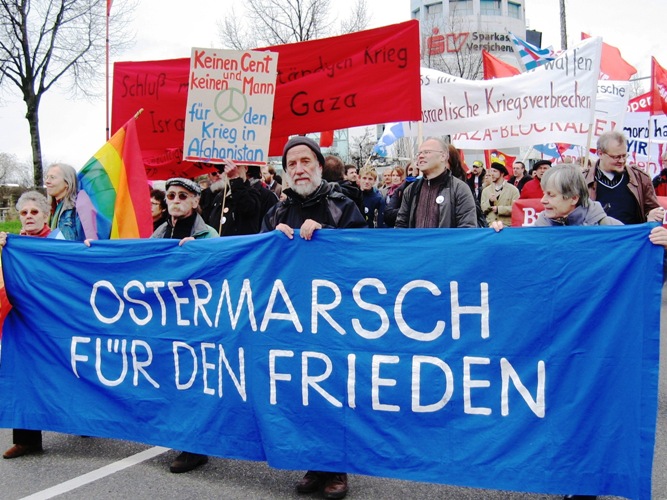 Ulli Thiel (Bildmitte) beim Ostermarsch 2010 in Stuttgart