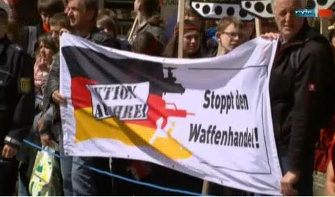 Mit Stoppt den Waffenhandel! begrüßen Friedensaktive Kanlerin Merkel am 18.5.12 bei ihrem Auftritt beim Katholikentag in Mannheim